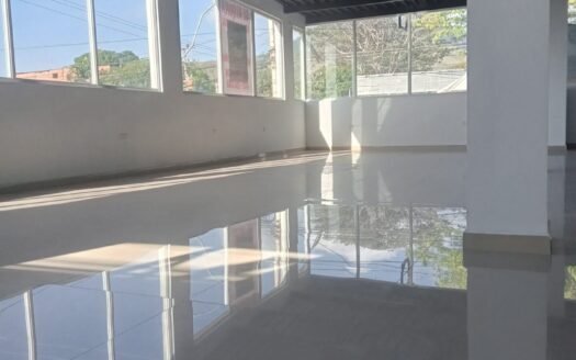 ¡Excelente Local Comercial en Alquiler en el Crucero de Guacuco!