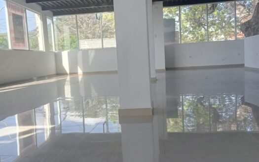 ¡Excelente Local Comercial en Alquiler en el Crucero de Guacuco!