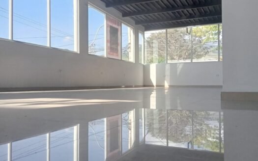 ¡Excelente Local Comercial en Alquiler en el Crucero de Guacuco!