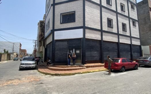Edificio  zona comercial con 850 m2 de construcción