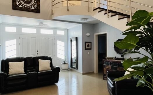 Hermosa casa en conjunto cerrado