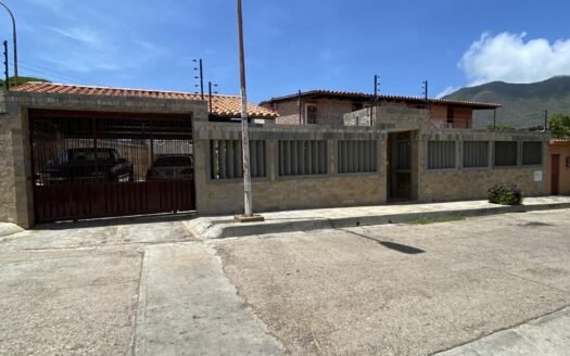 En venta casa impecable en Atamo Sur, Urbanización privada Yaque Alto