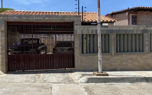 En venta casa impecable en Atamo Sur, Urbanización privada Yaque Alto