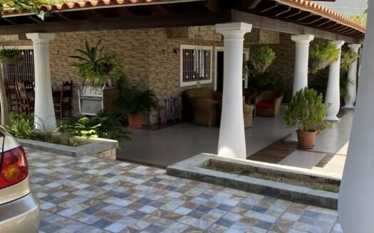 En venta casa impecable en Atamo Sur, Urbanización privada Yaque Alto