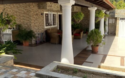 En venta casa impecable en Atamo Sur, Urbanización privada Yaque Alto