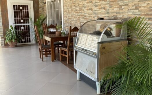 En venta casa impecable en Atamo Sur, Urbanización privada Yaque Alto