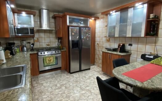 En venta casa impecable en Atamo Sur, Urbanización privada Yaque Alto