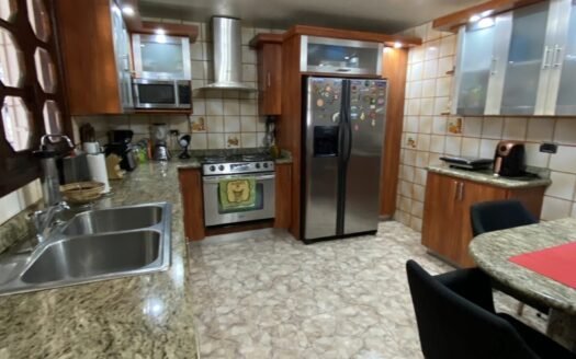 En venta casa impecable en Atamo Sur, Urbanización privada Yaque Alto