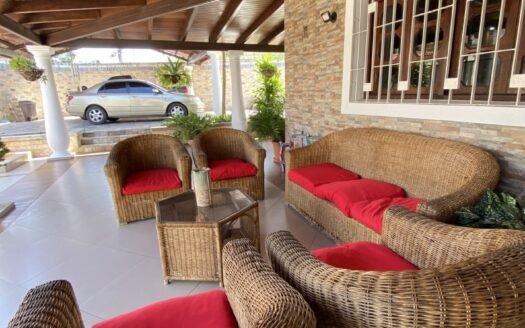 En venta casa impecable en Atamo Sur, Urbanización privada Yaque Alto