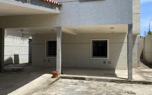 Town house con 3 pisos en Residencias Guayamuri, sector Atamo Sur