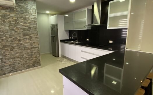Town house con 3 pisos en Residencias Guayamuri, sector Atamo Sur