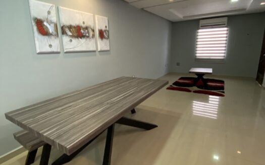Town house con 3 pisos en Residencias Guayamuri, sector Atamo Sur