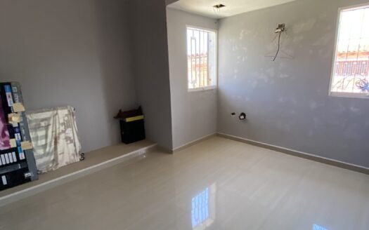 Town house con 3 pisos en Residencias Guayamuri, sector Atamo Sur