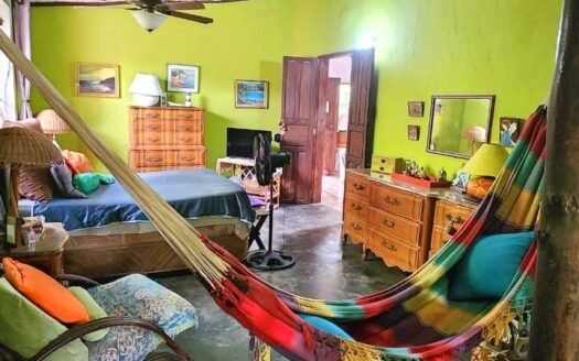 Casa con 2 anexos estilo Chana