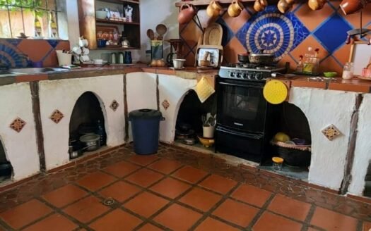 Casa con 2 anexos estilo Chana