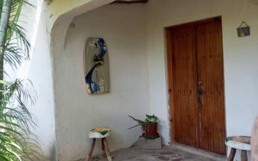 Casa con 2 anexos estilo Chana